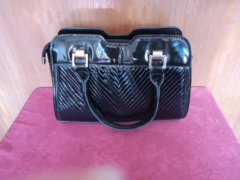 Bolso de mano negro elegante con diseño acolchado - 4