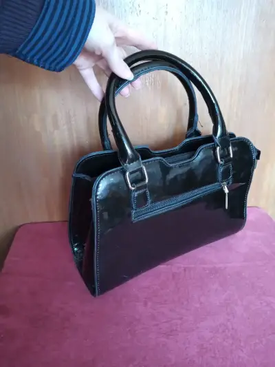 Bolso de mano negro elegante con diseño acolchado - miniatura 5