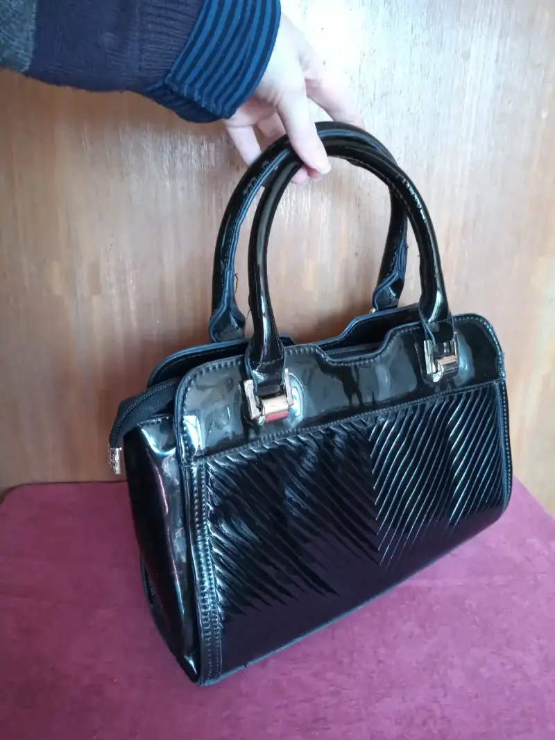 Bolso de mano negro elegante con diseño acolchado - 6