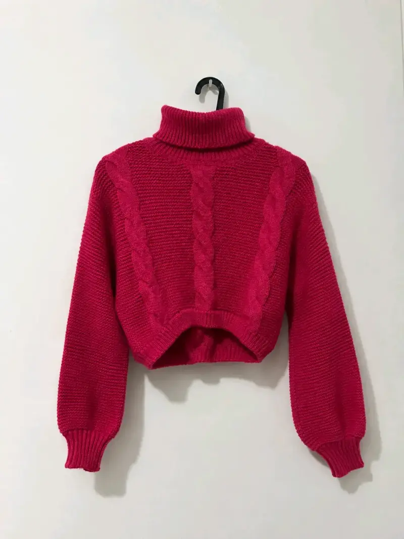 Suéter rojo de lana con cuello alto