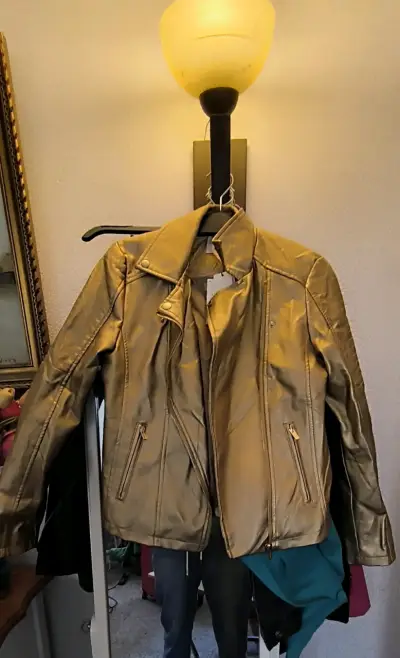 Chaqueta de cuero sintético dorada para mujer - miniatura 1
