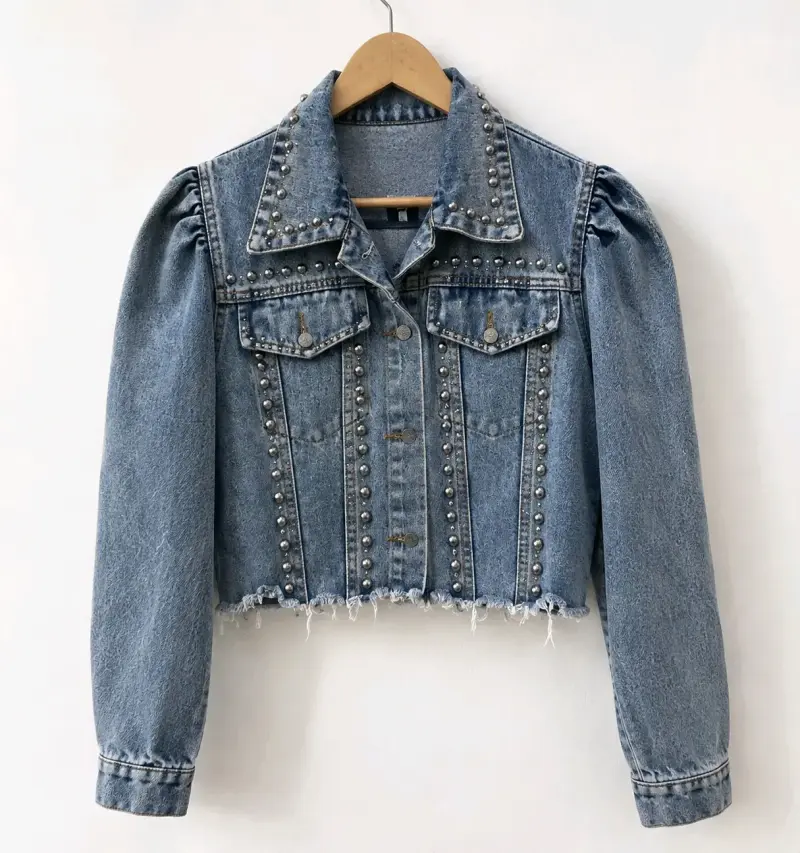 Chaqueta de mezclilla con tachuelas para mujer