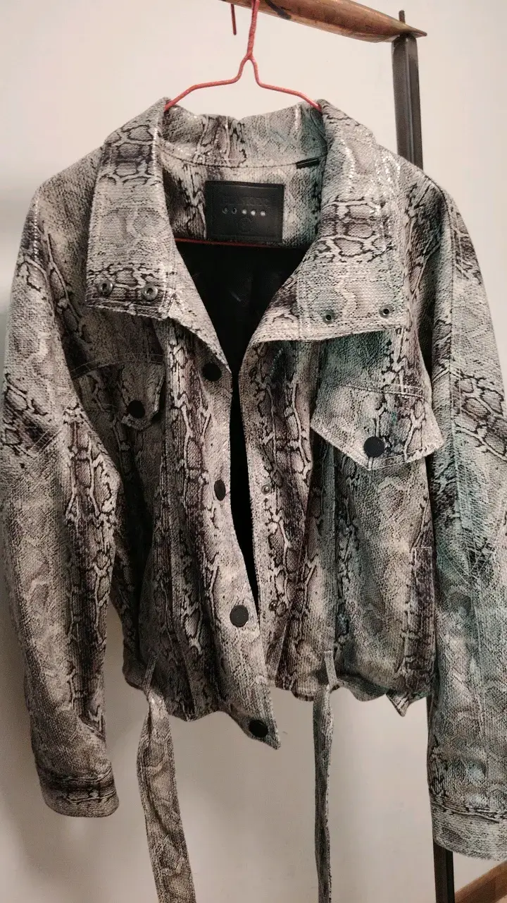 Chaqueta de mujer estampado serpiente