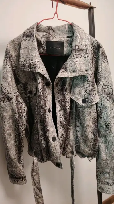 Chaqueta de mujer estampado serpiente - miniatura 1