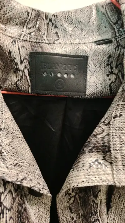 Chaqueta de mujer estampado serpiente - miniatura 2