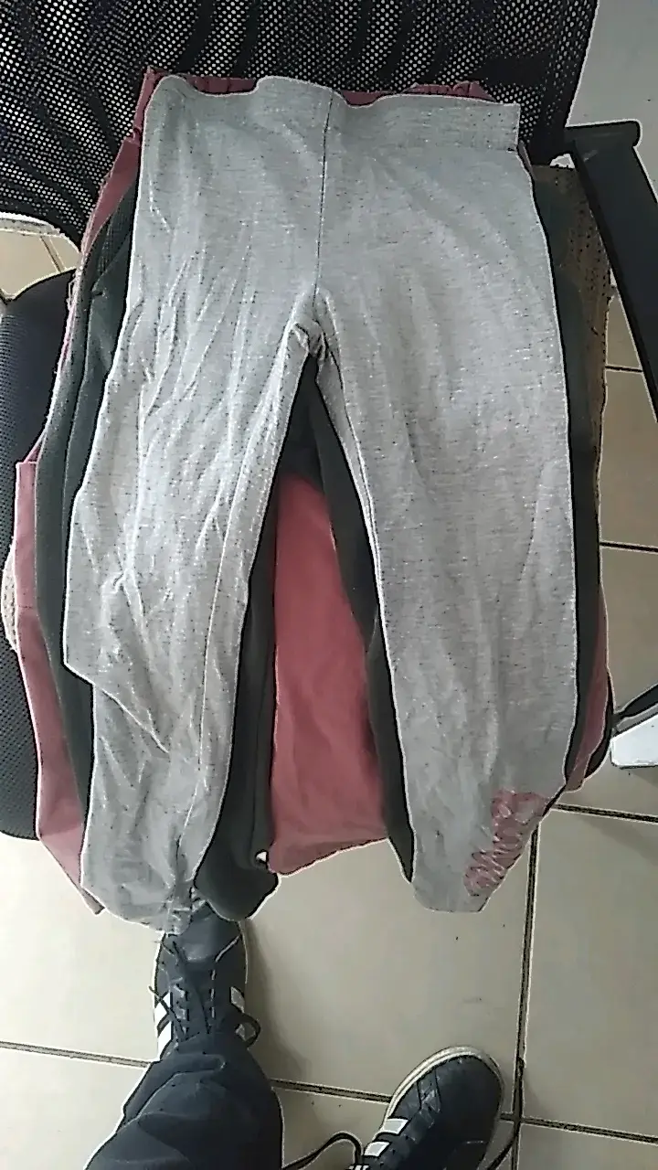 Pantalones deportivos grises para niña