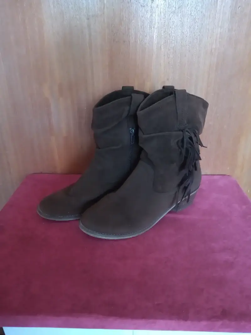 Botines de gamuza marrón con flecos - 1