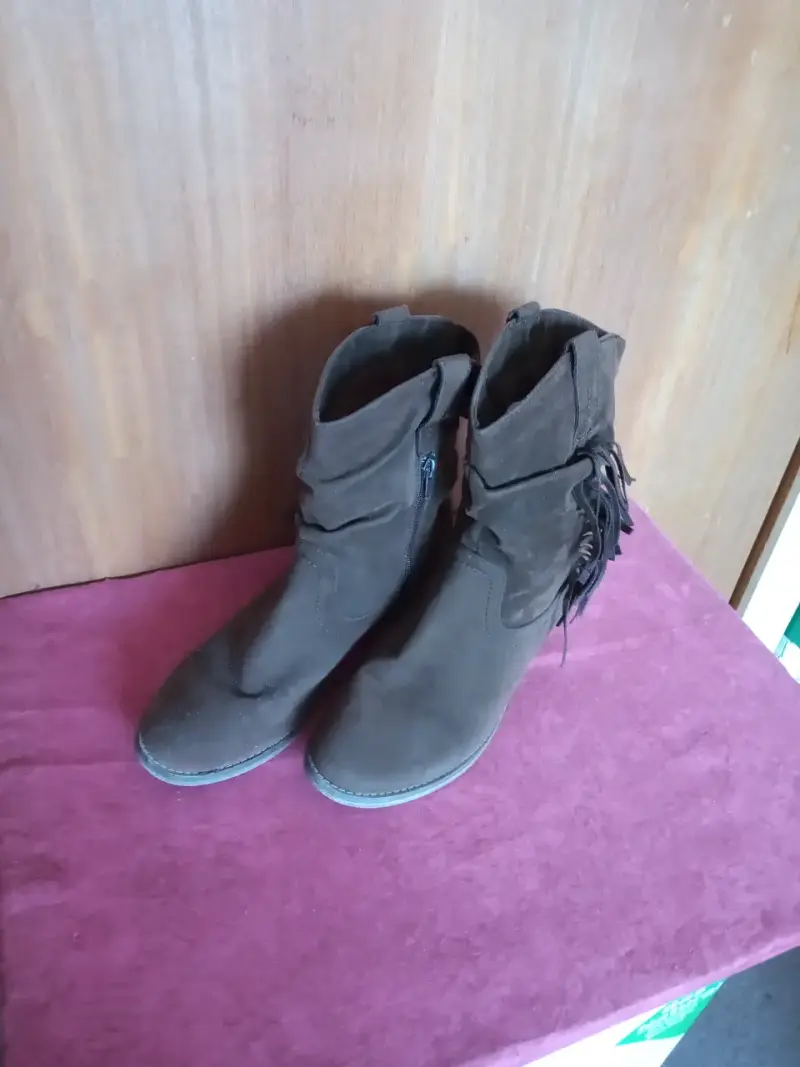 Botines de gamuza marrón con flecos - 2