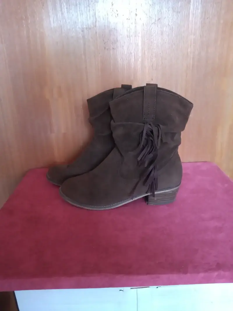 Botines de gamuza marrón con flecos - 3