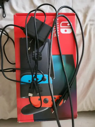 Consola Nintendo Switch con Joy-Con rojo y azul - miniatura 3