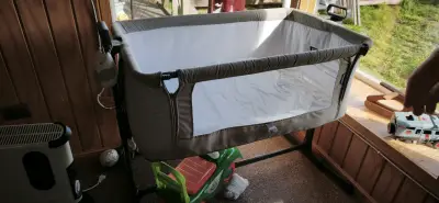 Cuna colecho gris con diseño infantil - miniatura 1