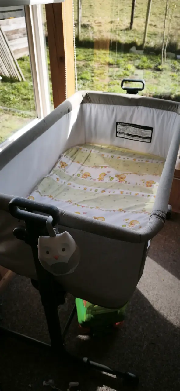Cuna colecho gris con diseño infantil - 2
