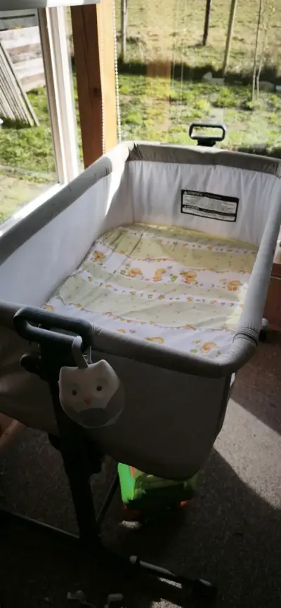 Cuna colecho gris con diseño infantil - miniatura 2