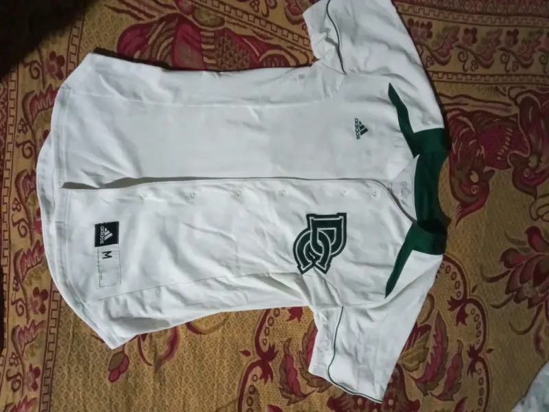 Camiseta de béisbol Adidas blanca con logo DC - 3