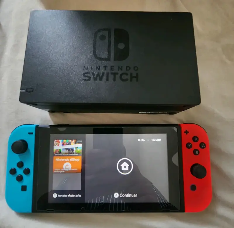 Consola Nintendo Switch con Joy-Con rojo y azul - 1