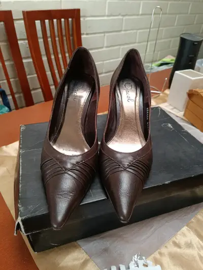 Zapatos de tacón café Oscal elegantes - miniatura 1