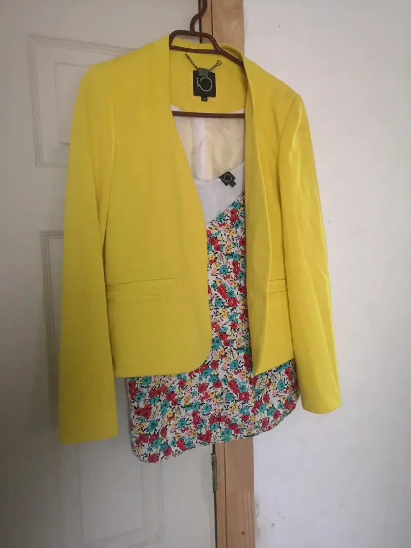 Blazer amarillo con polera veraniega - 1