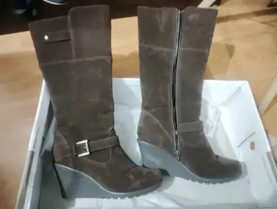 Botas de gamuza marrón con tacón alto - miniatura 1