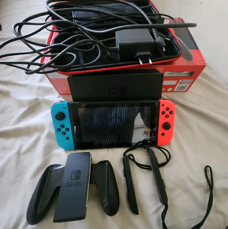Consola Nintendo Switch con Joy-Con rojo y azul - 2
