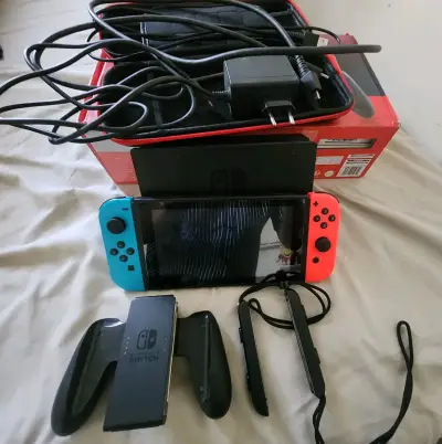 Consola Nintendo Switch con Joy-Con rojo y azul - miniatura 2