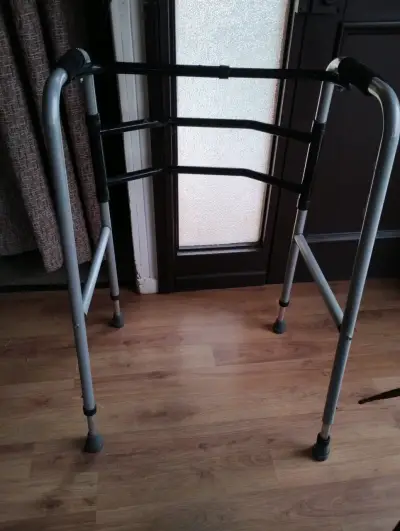 Andador plegable de aluminio para adultos - miniatura 2