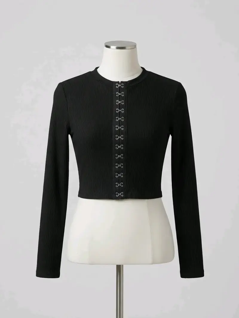 Top negro de manga larga con botones decorativos