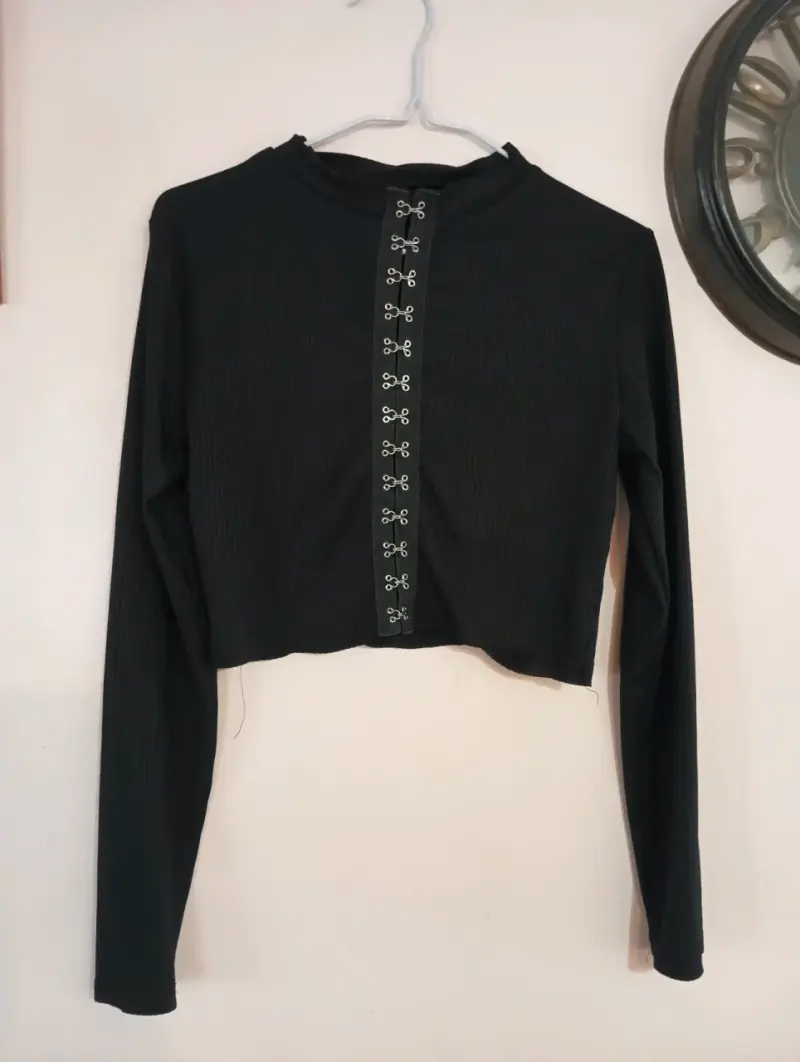 Top negro de manga larga con botones decorativos - 2