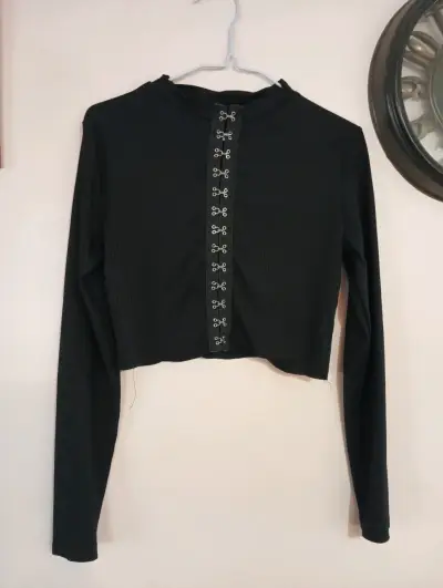 Top negro de manga larga con botones decorativos - miniatura 2