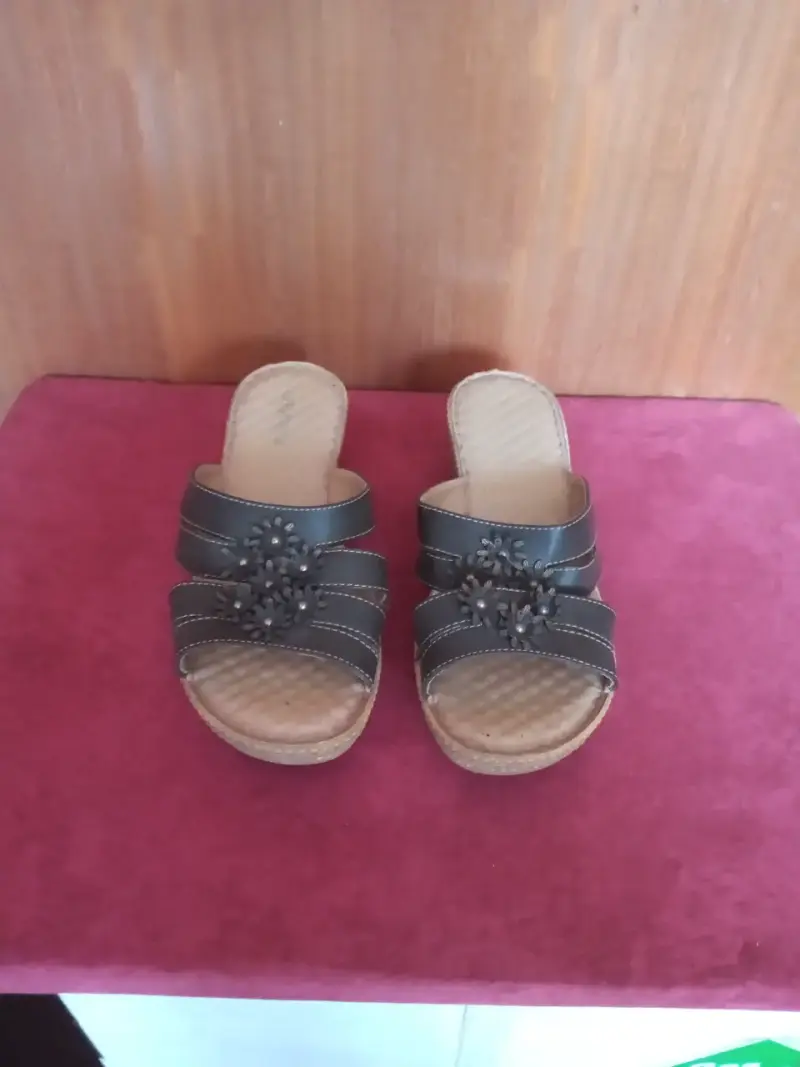 Sandalias de cuña marrones con detalles florales - 1