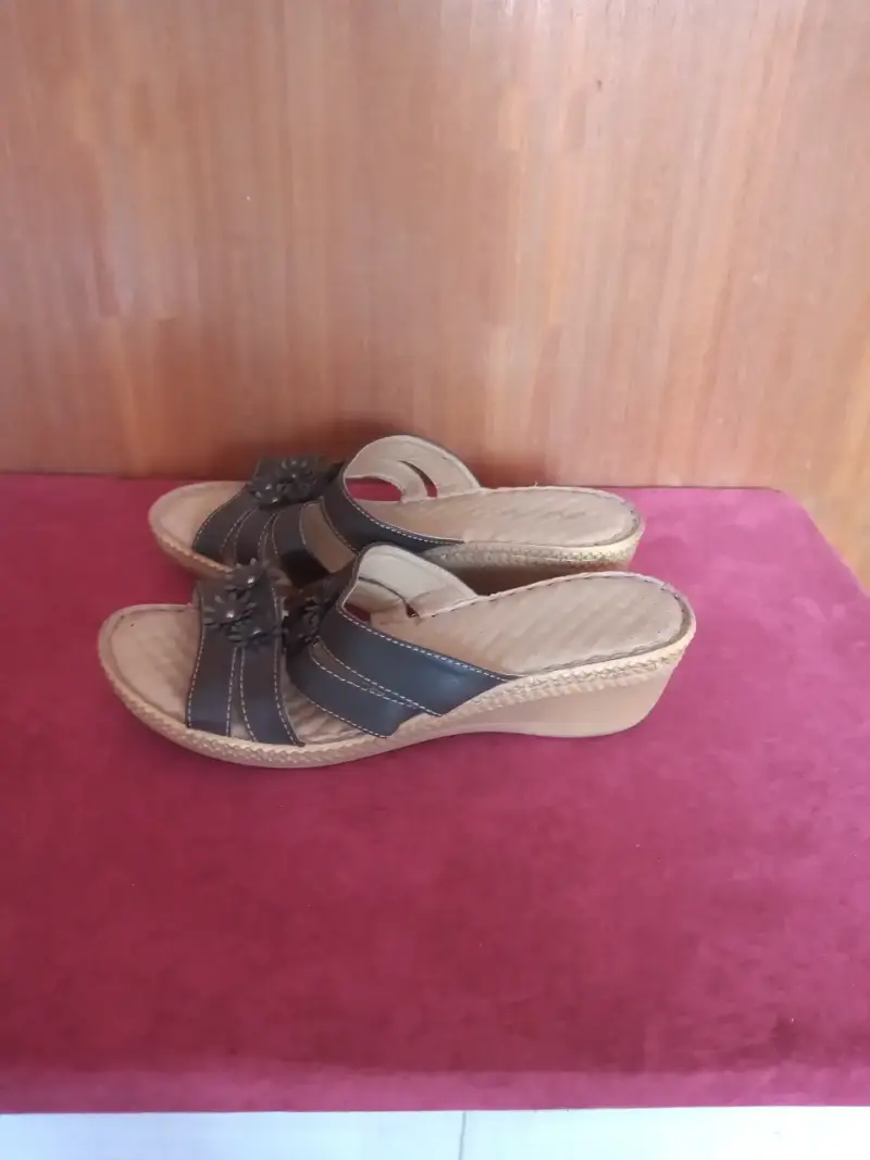 Sandalias de cuña marrones con detalles florales - 2