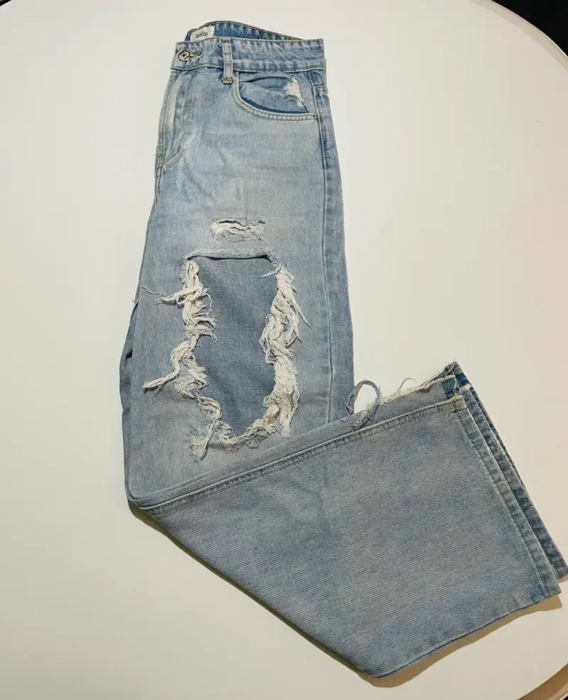 Jeans desgastados de mezclilla azul claro Sybilla
