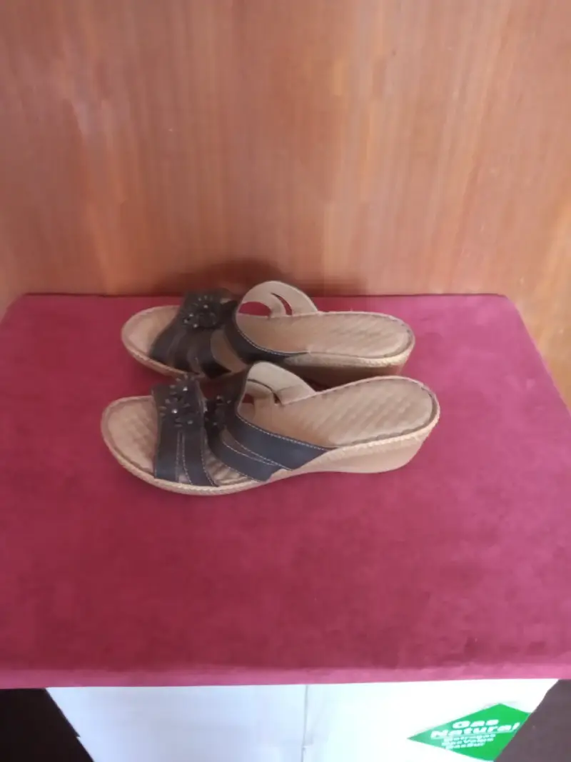 Sandalias de cuña marrones con detalles florales - 3