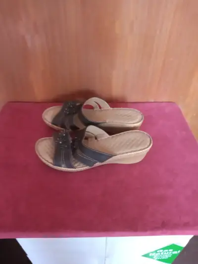 Sandalias de cuña marrones con detalles florales - miniatura 3
