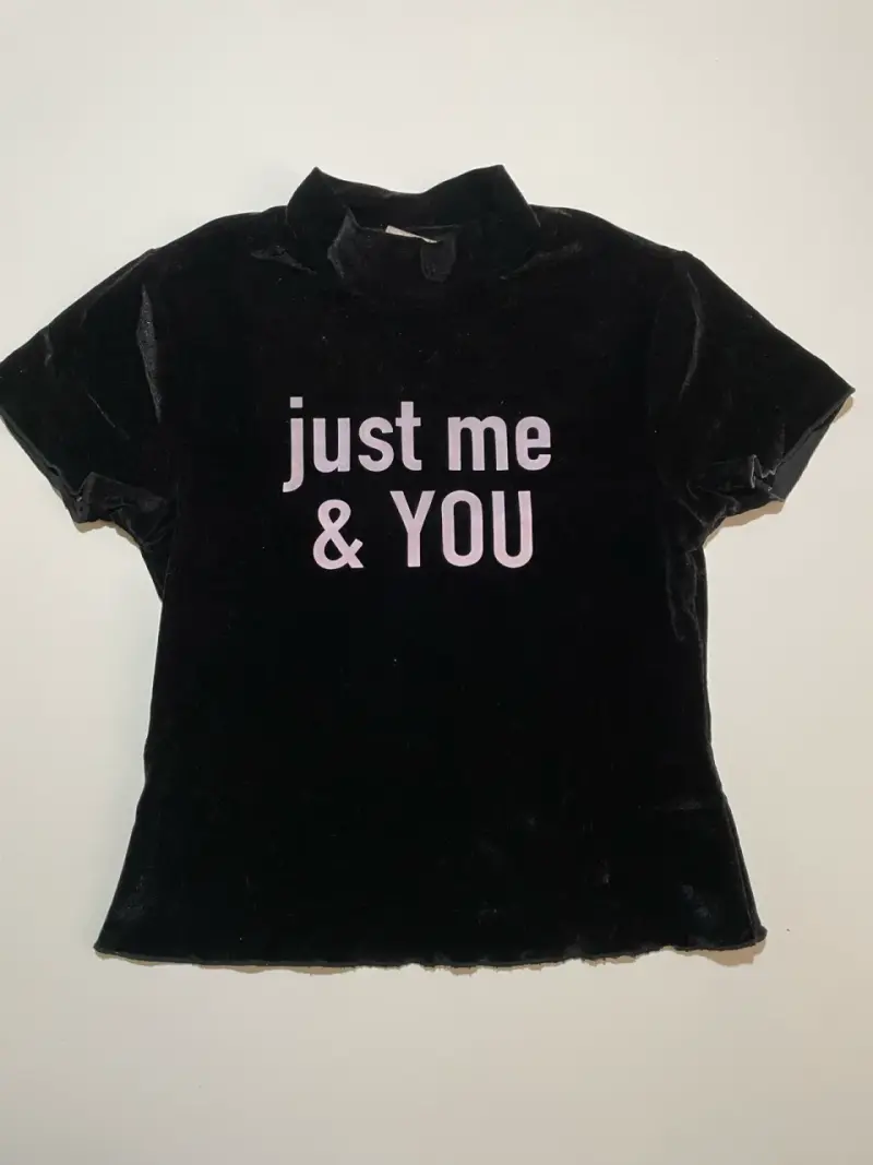 Polera negra con texto 'Just Me & You' - 1