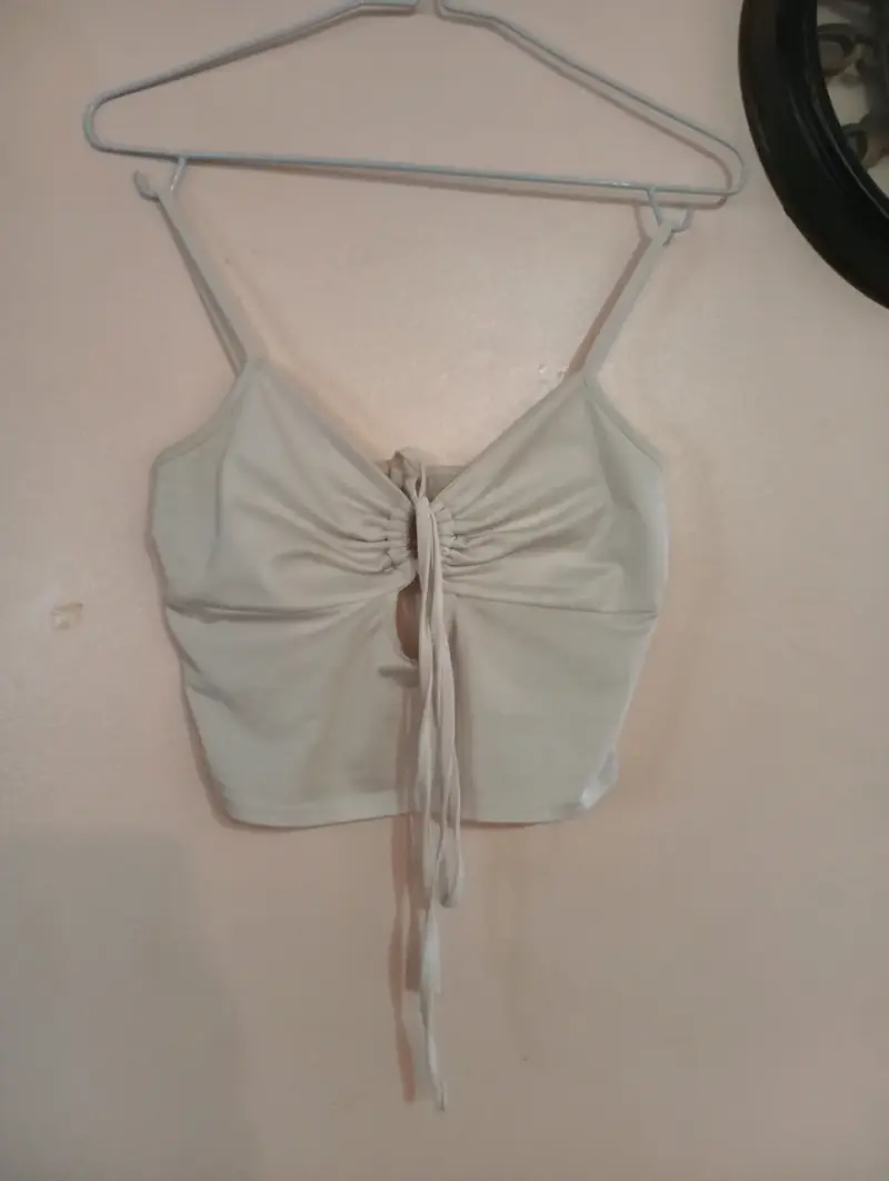 Top blanco con diseño de lazo frontal - 2