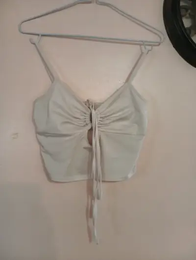 Top blanco con diseño de lazo frontal - miniatura 2