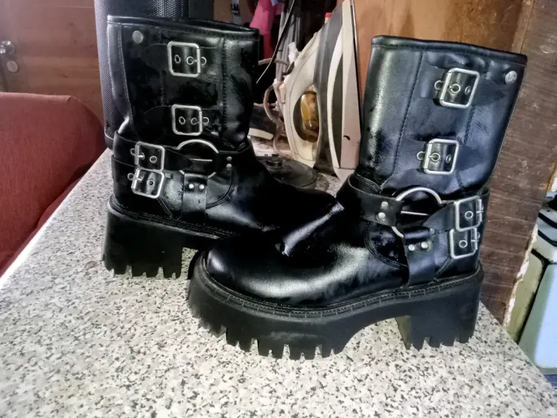 Botas negras de cuero con hebillas estilo punk - 1