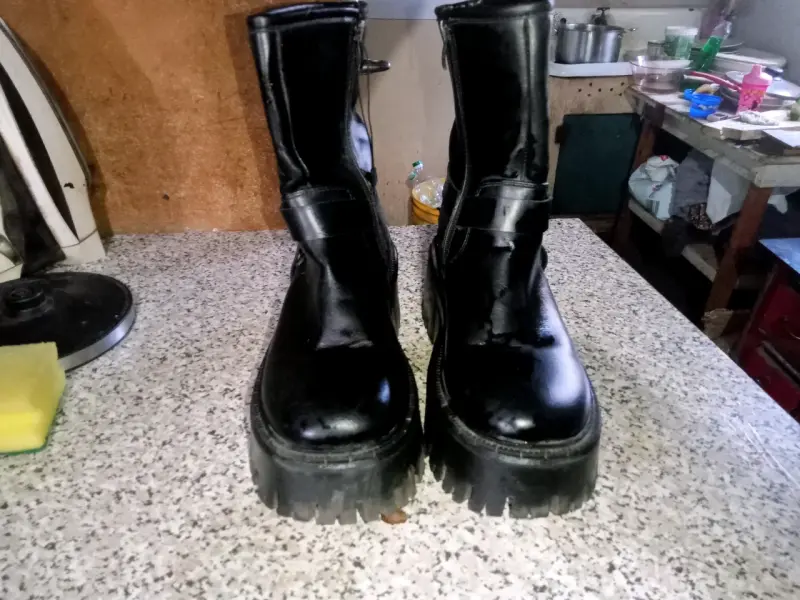 Botas negras de cuero con hebillas estilo punk - 2