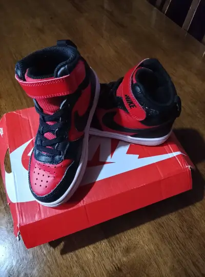 Zapatillas Nike rojas y negras para niños - miniatura 1