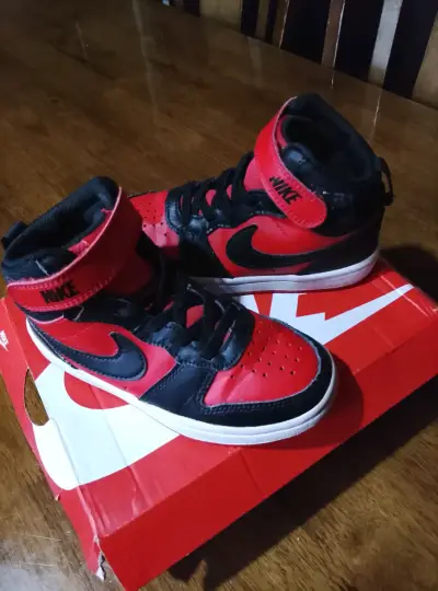 Zapatillas Nike rojas y negras para niños - miniatura 2