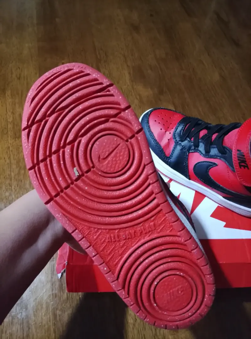 Zapatillas Nike rojas y negras para niños - 3