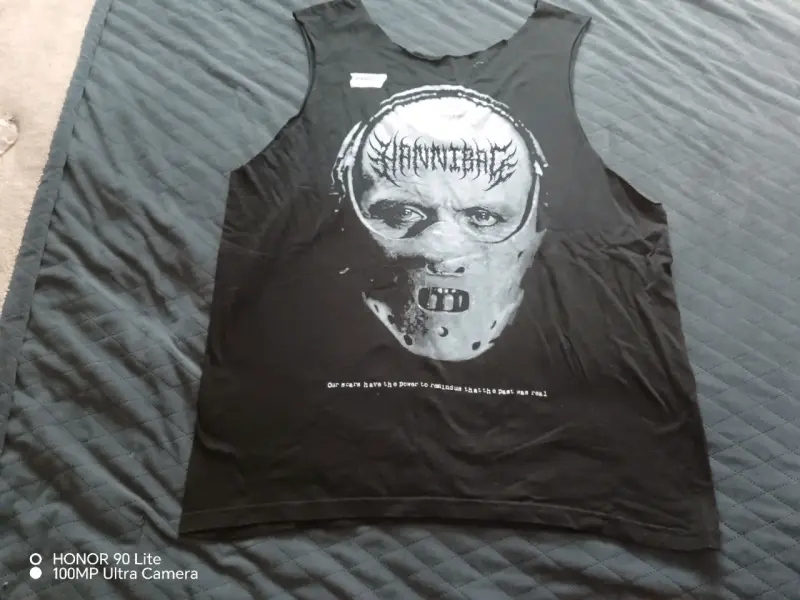 Polera sin mangas negra con diseño de máscara