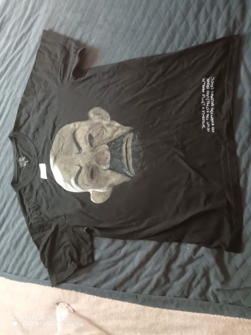Polera negra con diseño de máscara