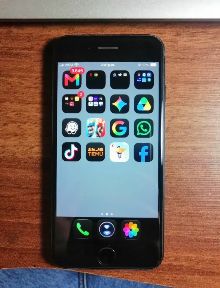 iPhone SE 2da Generación 64GB Negro en Buen Estado - 1
