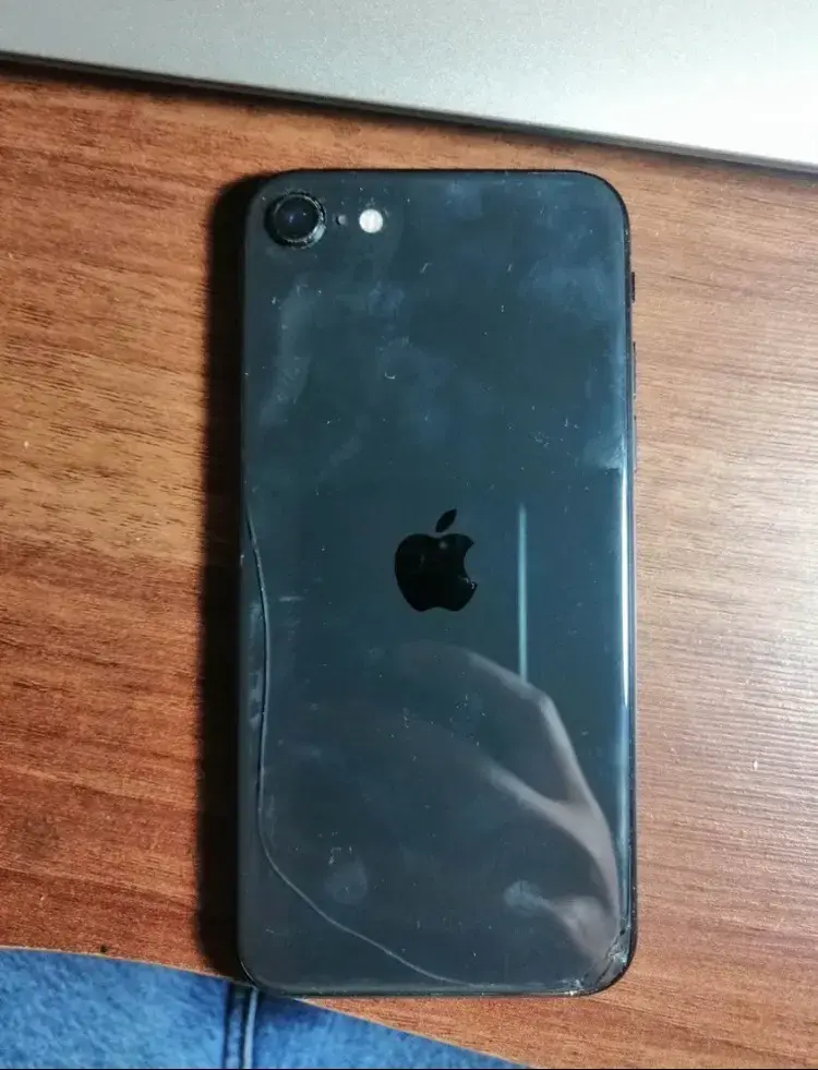iPhone SE 2da Generación 64GB Negro en Buen Estado - 4