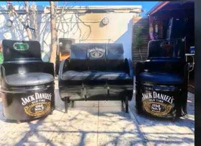 Set de muebles reciclados de barriles con logos de marcas - miniatura 2