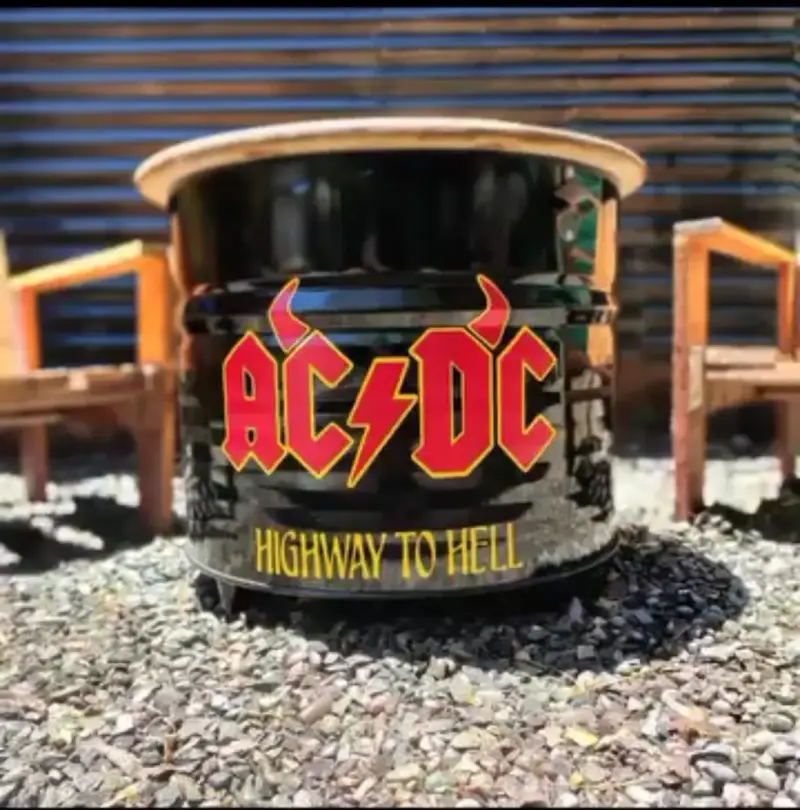 Set de muebles reciclados de barriles con logos de marcas - 5