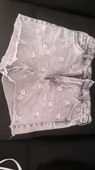 Shorts de mezclilla H&M con flores bordadas - miniatura 1