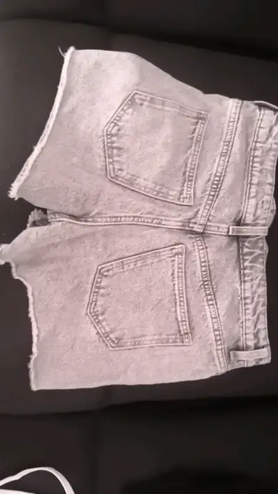 Shorts de mezclilla H&M con flores bordadas - miniatura 2