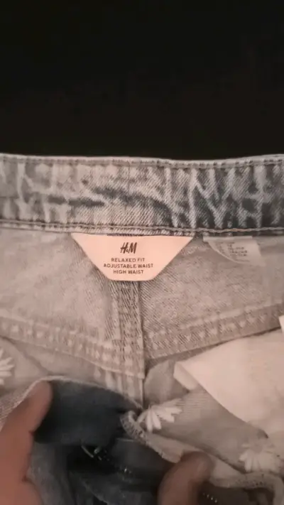 Shorts de mezclilla H&M con flores bordadas - miniatura 3